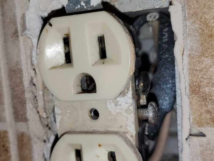 Aluminum single stranded wire at receptacles and light fixture inside junction boxes